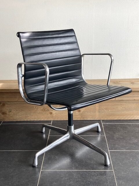 2 Vitra Eames EA108, aluminium, zwart leder