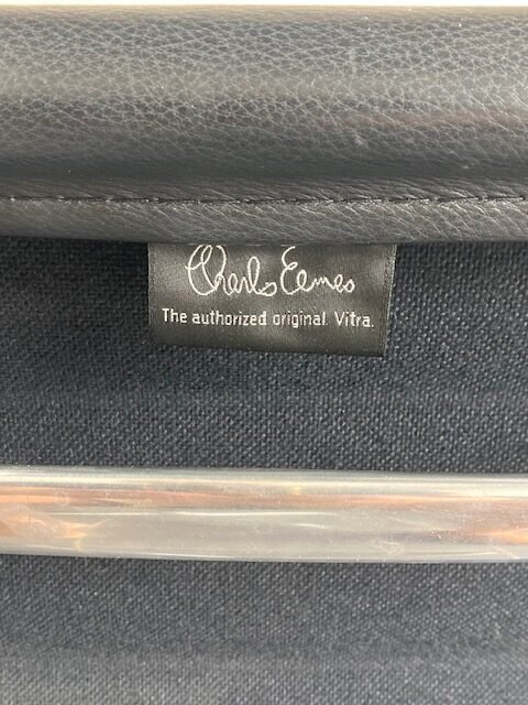 2 Vitra Eames EA108, aluminium, zwart leder - Afbeelding 4