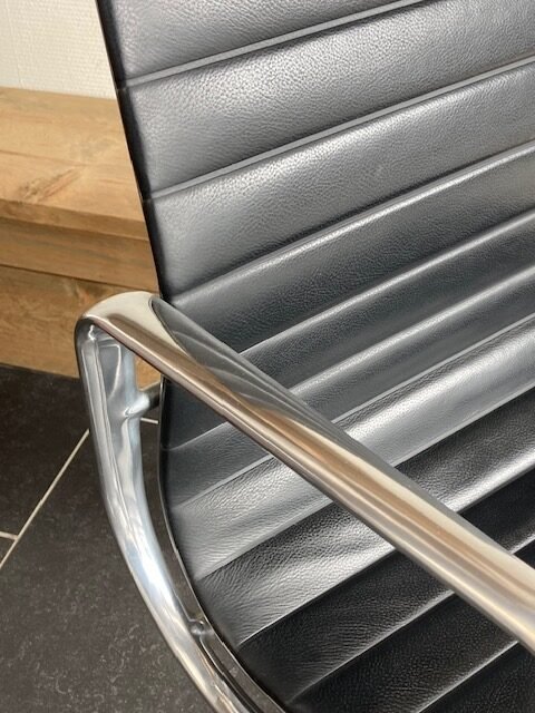 2 Vitra Eames EA108, aluminium, zwart leder - Afbeelding 5