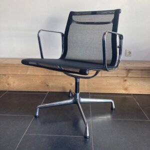 6 Vitra Eames EA 108 stoelen, chroom, zwart netweave