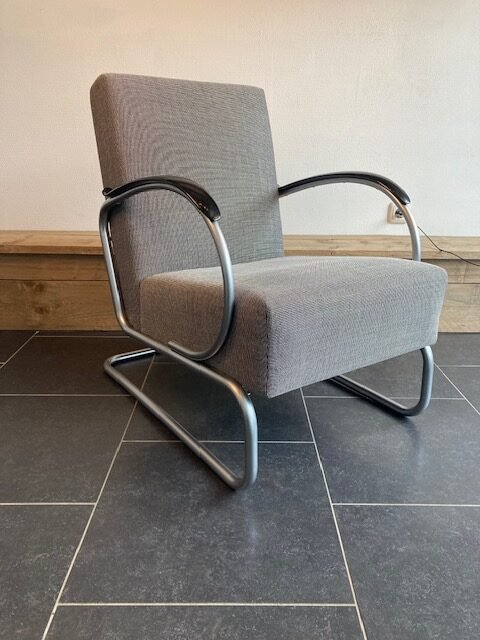 2 Gispen 407 fauteuils, zijdemat chroom. Ploegstof Accent
