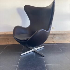 2 Fritz Hansen , Arne Jacobsen Egg Chairs, donkerbruin leder