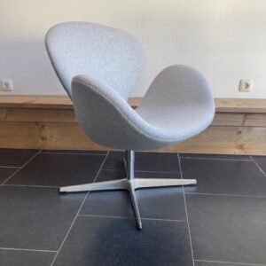 2 Fritz Hansen, Arne Jacobsen Swan chairs, lichtgrijs Divina