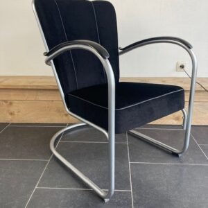 2 Gispen 412 fauteuils, zijdemat frame, nieuwe zwarte ribstof