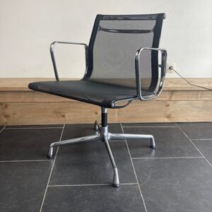 Vitra Eames EA 107, chroom, zwart netweave