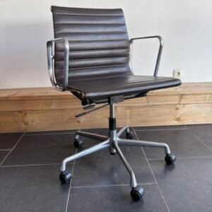 Vitra Eames EA 117 bureaustoel, aluminium, donkerbruin leder