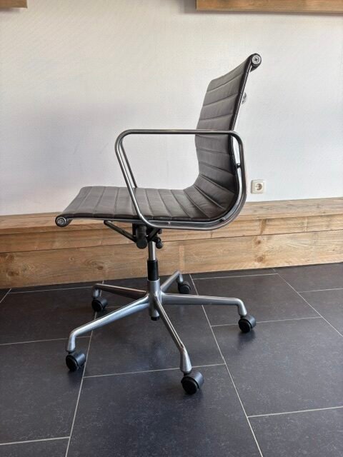 Vitra Eames EA 117 bureaustoel, aluminium, donkerbruin leder - Afbeelding 3