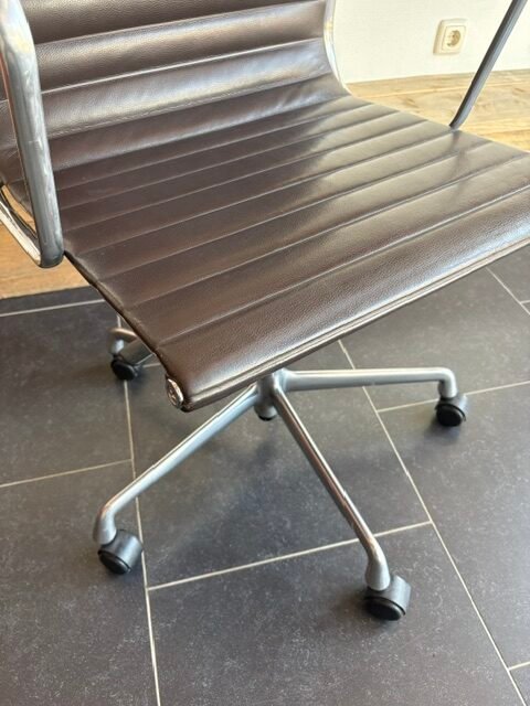 Vitra Eames EA 117 bureaustoel, aluminium, donkerbruin leder - Afbeelding 5