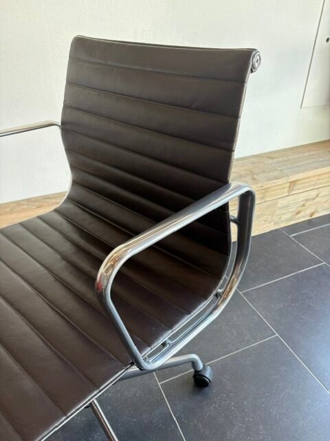 Vitra Eames EA 117 bureaustoel, aluminium, donkerbruin leder - Afbeelding 6