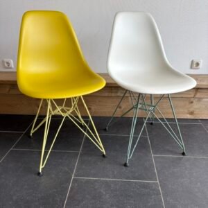 2 Vitra Eames DSR stoelen, mustard/citron en pebble/foam green
