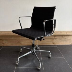 Vitra Eames EA 117 bureaustoel, chroom, zwart hopsak