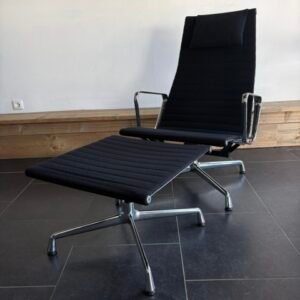 Vitra Eames EA 124 fauteuil met EA 125 hocker