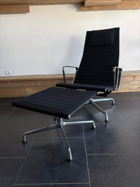 Vitra Eames EA 124 fauteuil met EA 125 hocker