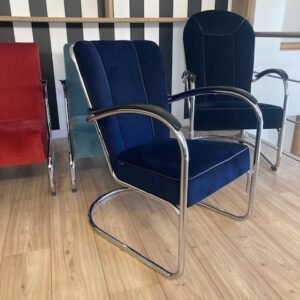 Twee Gispen 412 fauteuils, chroom, nieuwe koningsblauwe ribstof