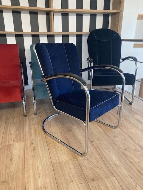 Twee Gispen 412 fauteuils, chroom, nieuwe koningsblauwe ribstof