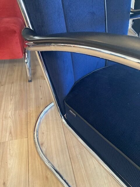 Twee Gispen 412 fauteuils, chroom, nieuwe koningsblauwe ribstof - Afbeelding 3