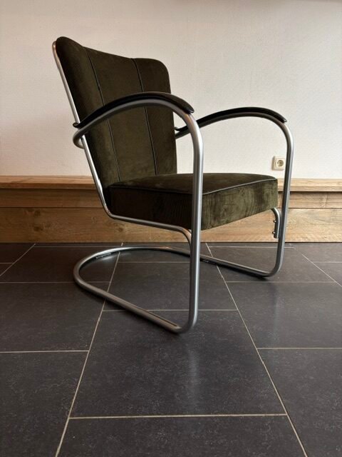 Twee Gispen 412 fauteuils, zijdemat, nieuwe mosgroene ribstof