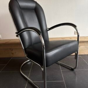 Twee Gispen AA fauteuils, chroom, zwart leder