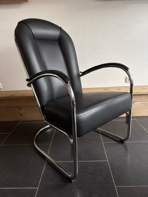 Twee Gispen AA fauteuils, chroom, zwart leder