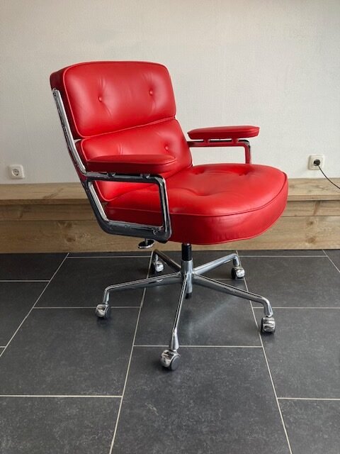 Vitra Eames ES 104 Lobby Chair, chroom, rood leder